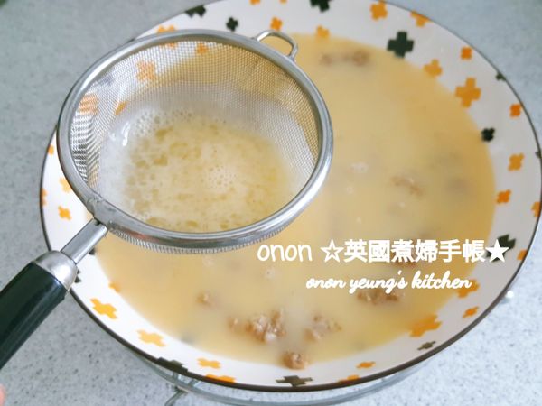 把步驟2裡的蛋液拌勻後，過濾到步驟4的絞肉裡。若是有泡泡在表面上，可以用湯匙輕輕撥走。