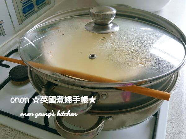 把盤子放回蒸盤裡，用一根筷子放在鍋蓋和鍋子之開形成隙縫，以中火蒸約7分鐘。

然後，關火不要打開鍋蓋，用餘溫把蛋燜焗約8至10分鐘至熟（煮婦常常會去忙另外的東西，有時侯會超過10分鐘才打開鍋蓋，因為已經關火所以不會擔心蒸蛋會太老）。