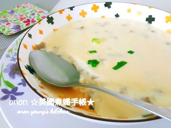 哈哈，像豆花般的蒸蛋搞定！隨個人喜好灑上蔥花即成！不客氣了，開動！