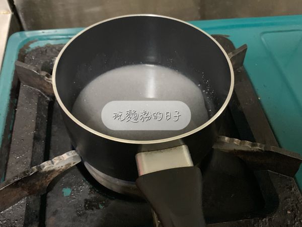 水與砂糖混合均勻。（開大火加熱，過程中不可以攪拌，這樣會造成砂糖反砂，導致失敗）