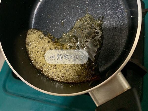 鍋邊出現焦糖色時轉小火，可以搖晃鍋子，讓焦糖受熱均勻。