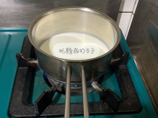 將鮮奶加熱。