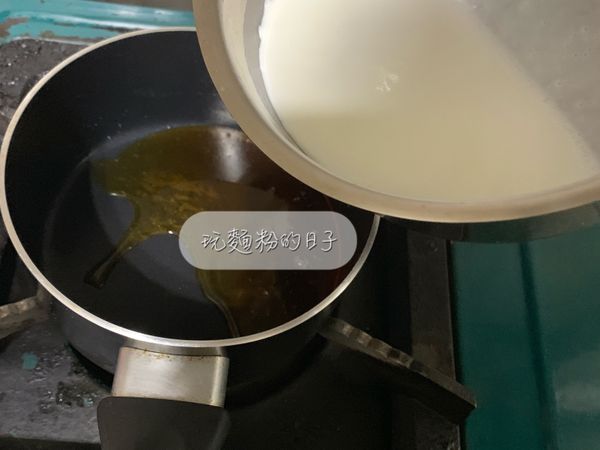 把熱鮮奶分批次加入焦糖夜裡攪拌均勻（這步驟容易噴濺請小心，千萬不要一次倒入容易撲鍋），把焦糖鮮奶放涼備用。