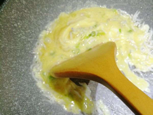 加入蛋液後，轉中大火，*輕輕推拌*至蛋稍凝固，約8分熟時，關火，呈盤