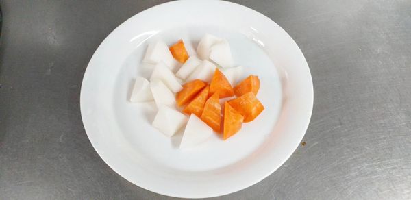 蘿蔔切塊。