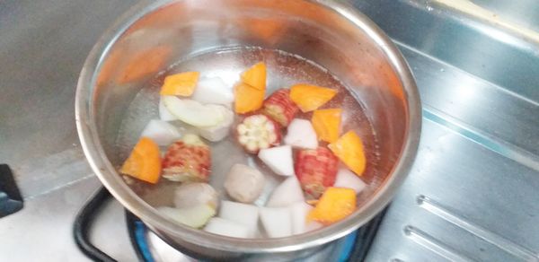 全部食材一起煮滾。