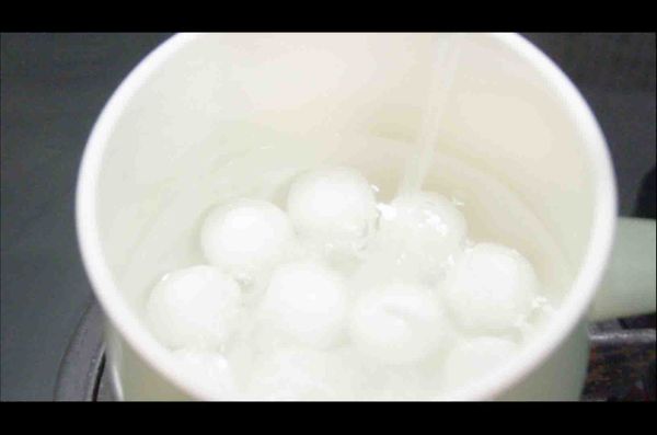 冷水煮湯圓；可參考 🎵湯圓的黃金時間🏆THE PERFECT TIME OF TANG YUAN🎬https://youtu.be/iKSQdXfZDBg