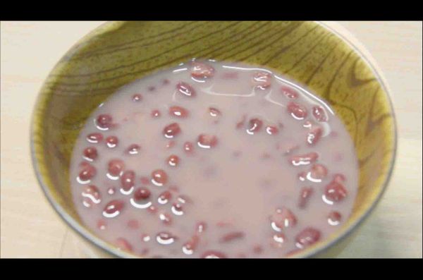 紅豆湯一碗，將煮好的湯圓盛入碗中。