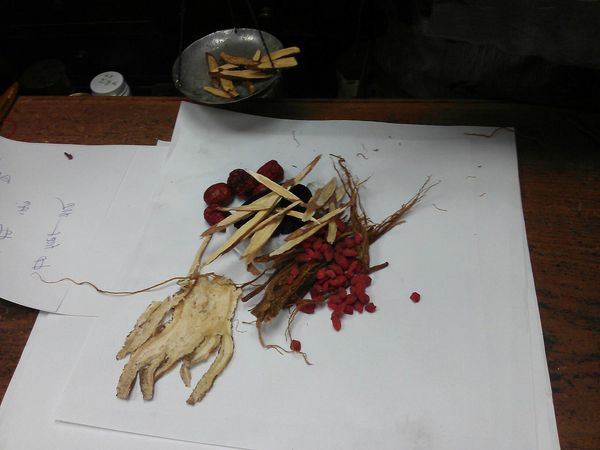 另外拿一個鍋要燉的，放下雞腿後再看水放到七八分滿