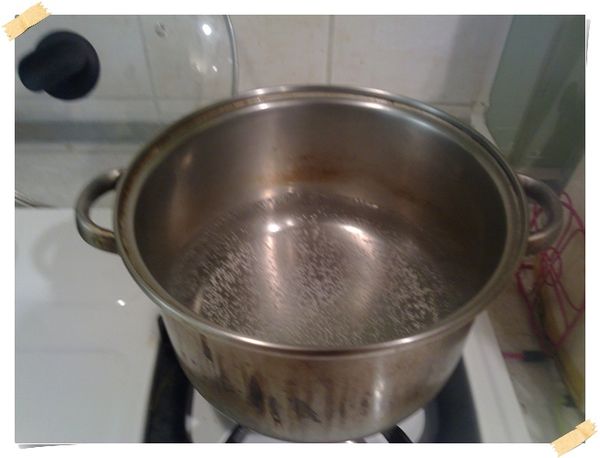 將鍋內水煮開，麵和配料要分開煮，因為麵條會產生白色泡沫。