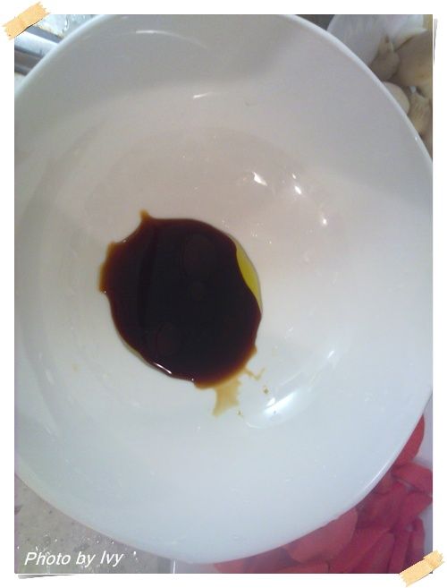 在大碗中放入油醋醬、橄欖油，調味用。