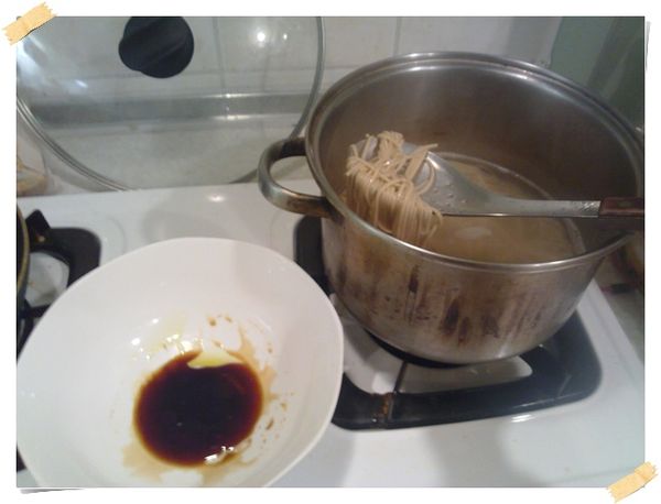 麵條撈出來，放入攪拌均勻