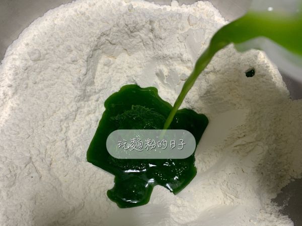 把中筋麵粉及鹽混拌均勻，倒入菠菜汁揉勻。（菠菜汁比例隨意，菠菜加水攪打成汁即可）