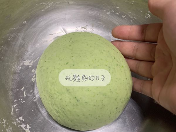 將麵糰揉至三光後，表面抹上一層油，蓋上保鮮膜靜置鬆弛1個小時以上。