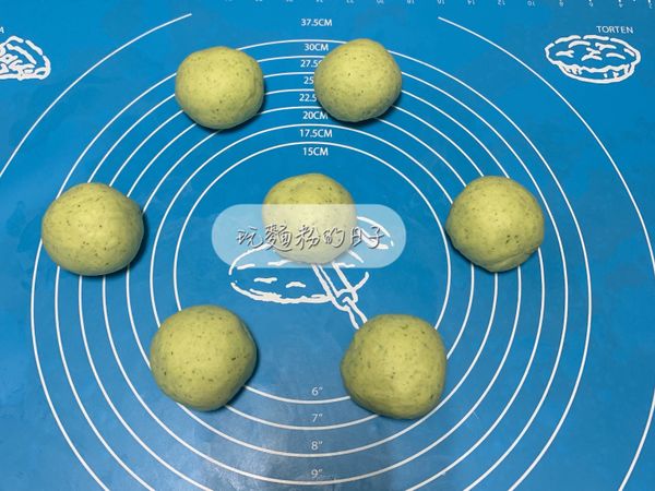 把鬆弛好的麵糰分成6-7等份滾圓，再蓋上塑膠袋或是保鮮膜再次靜置鬆弛15分鐘。（如要做市售大小的尺寸請分成6等份）