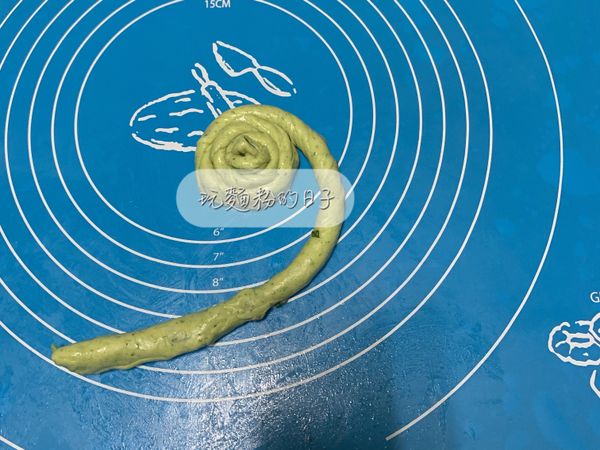 表面再抹上一些植物油、撒上胡椒粉，之後捲起盤成一圈，將麵團依序做完。