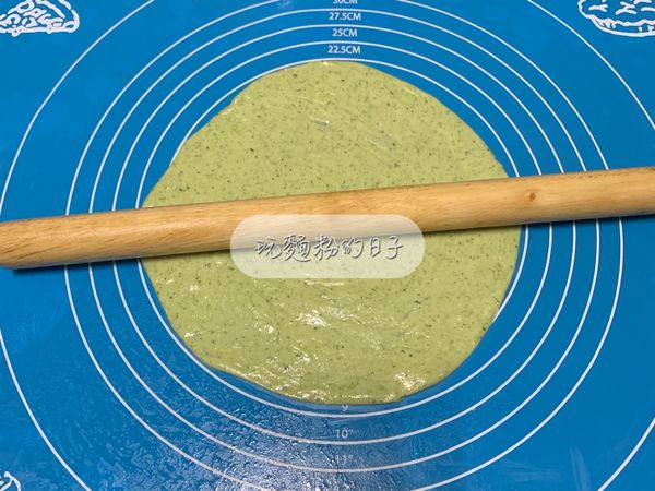 鬆弛完後從第一個盤好的麵糰依序桿開。