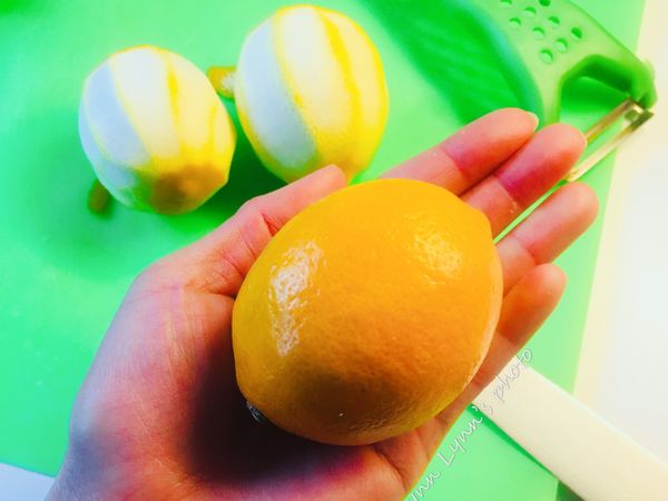 把檸檬洗乾淨，晾乾。越乾越好