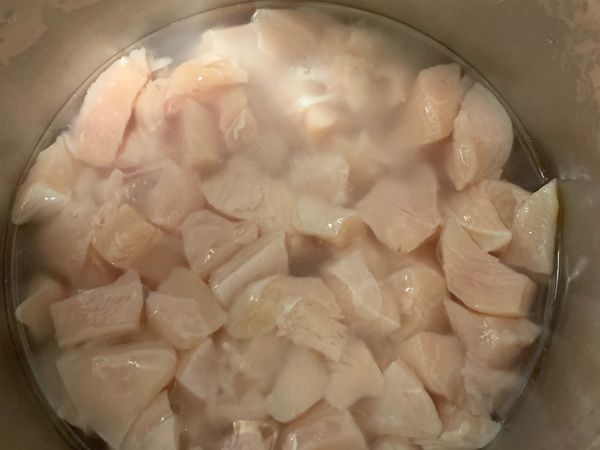 將雞胸肉切丁，浸泡入鹽水，浸約20分鐘，這個動作可以讓雞肉不容易柴，也可以加點鹽、太白粉（或麵粉）、白胡椒醃一下