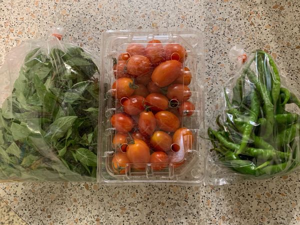 九層塔洗淨去粗莖，小番茄切對半，青龍洗淨去蒂頭後切段