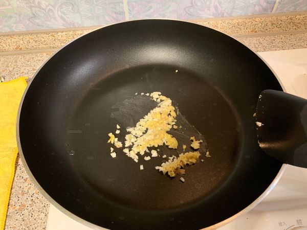 用不沾鍋加入蒜末、薑泥爆香（不加油，因為打拋醬包裡面有油了）