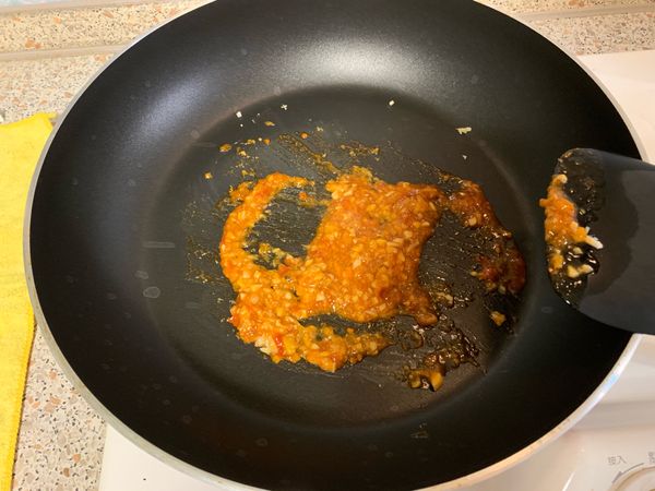 加入打拋醬包，炒一下，聞到味道就只可以加入雞胸肉