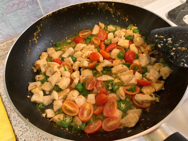 雞胸肉炒到八分熟，加入小番茄、青龍，炒到收汁