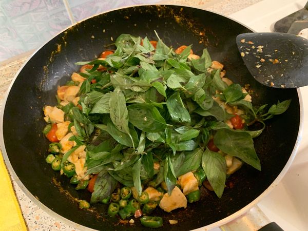 加入九層塔再翻炒一下就可以試一下味道，因為打拋醬本來就有鹹味，所以鹽不要加太多甚至不要另外加鹽