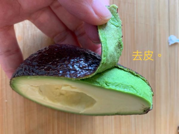 去皮，可以用手輕輕撥開，或是用刀子慢慢切開。
太快撥開會有一部分果肉連著皮，以致表面不平整