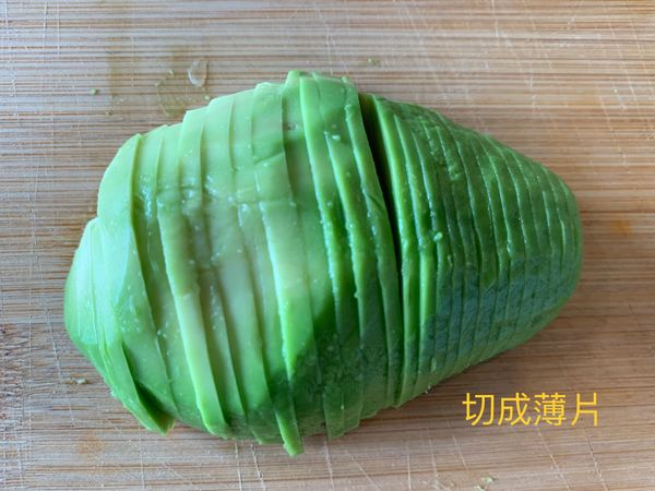 刀子一定要夠利，在切的時候要稍微輕輕壓一下剛切下的酪梨，防止沾黏在刀子上