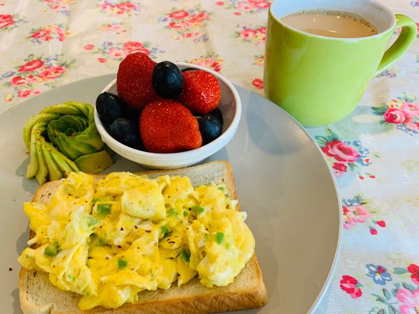 酪梨花配上起司蛋吐司還有滿滿的新鮮水果，就是一天美好的開始🧀🥪🥑🥚