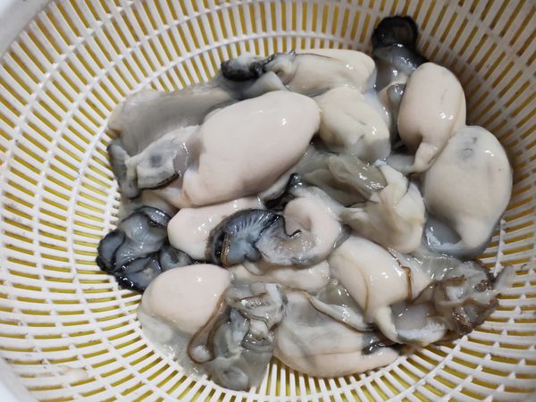 蚵仔洗淨瀝水備用