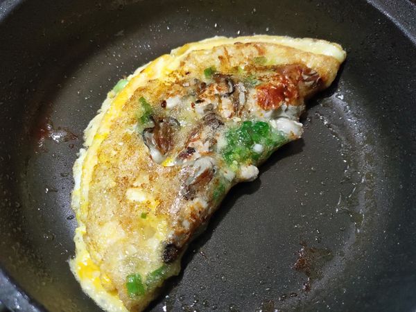 如荷包蛋般翻過去合上,兩面煎至微焦,即可盛盤！