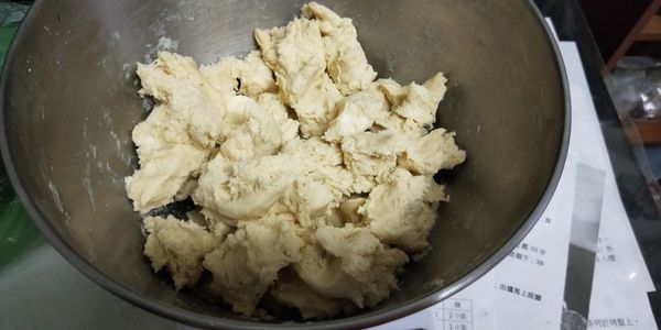 將中種麵糰撕成一塊一塊的