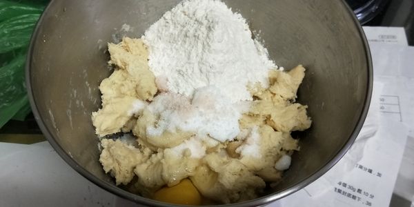 把所有主麵團的材料一起放入(奶油除外)