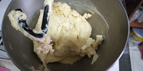 約打10分鐘後加入奶油,打到可拉出薄膜