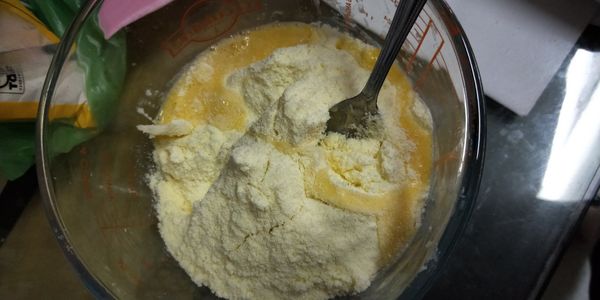 趁此時來做奶酥餡
將所有奶酥蔓越莓餡全部放入，攪拌均勻