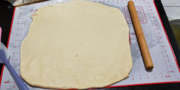 取一麵糰，桿成正方形