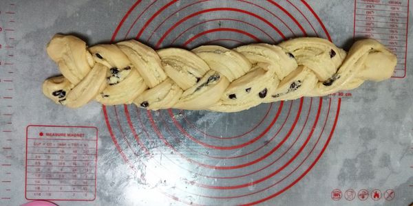 綁成麻花辮，有層次的部分儘量翻成正面