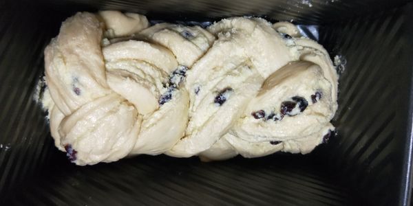 左右兩邊反折至底部，直接放進吐司模中