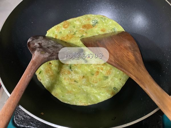 兩面呈現微焦時，用兩根鍋鏟撥鬆才會有層次。