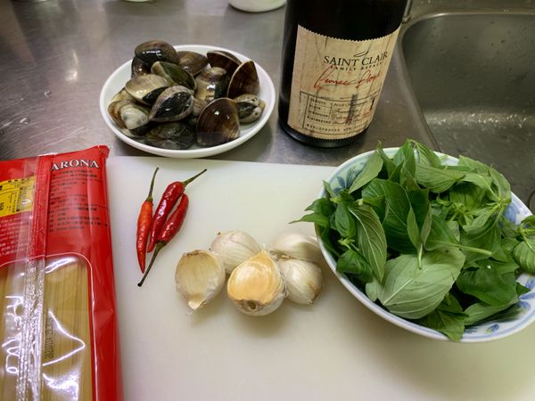 辣椒去籽切碎泡水，蒜頭切細，蛤蜊.九層塔洗淨備用，意大利麵煮好備用