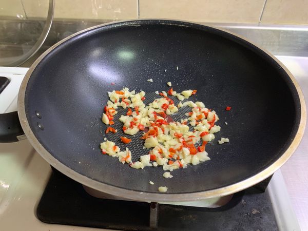 起油鍋蒜頭辣椒爆香氣