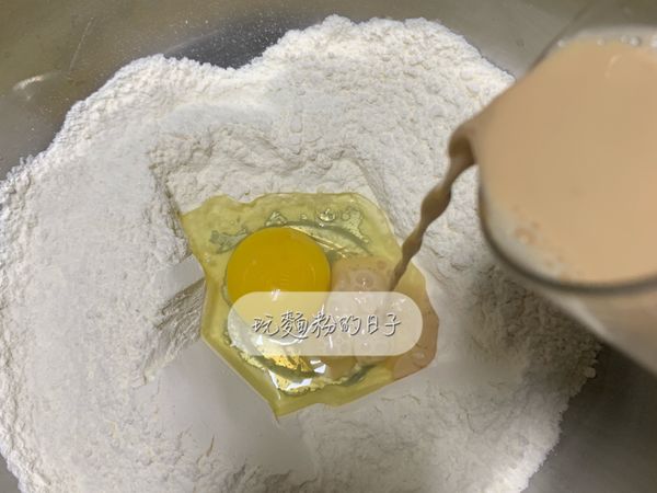 放入雞蛋，再倒入2/3量的焦糖鮮奶攪勻。