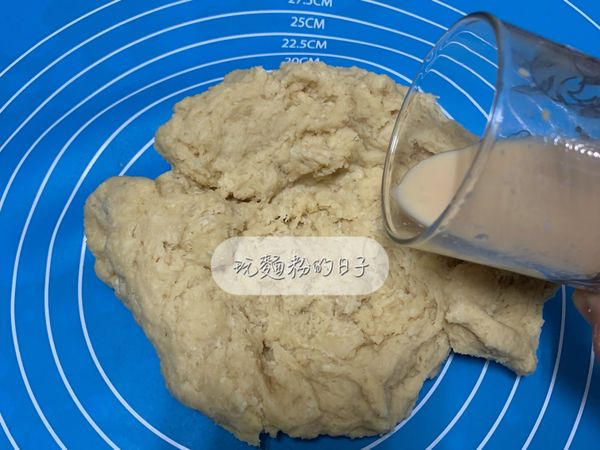 把麵團移至桌面，再將剩下的鮮奶慢慢的揉進麵團裡，一次一點不要一口氣全加入。