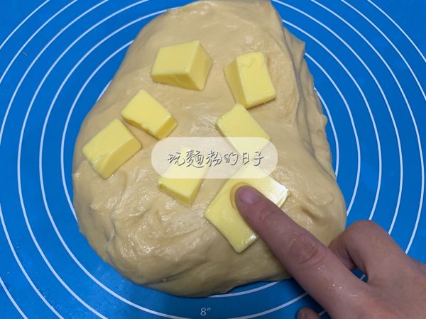 加入室溫軟化的奶油揉至麵團出現筋膜即可。