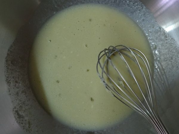 加入打散蛋液(分二次加入)，拌勻無顆粒狀，再灑一咪咪鹽進去