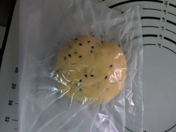 加入芝麻，放入大塑膠袋靜置30分鐘