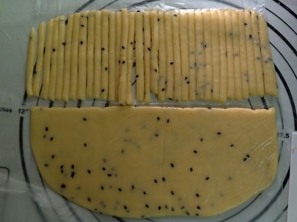 用麵包硬刮刀切割成約0.2~0.3cmx9cm條狀