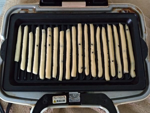 用帕尼尼烤盤，熱機到溫度夠，將一條一條排好，蓋上烤三分鐘，